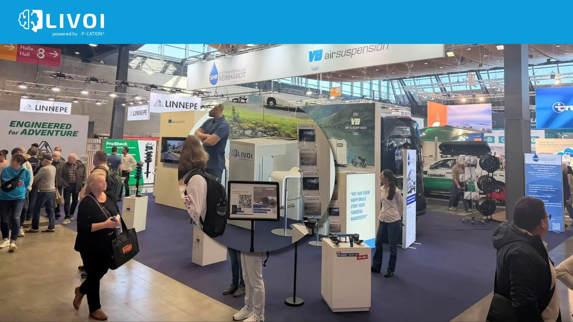 Messestand von VB Airsuspension mit Besuchern, die einen QR-Code scannen und mit LIVOI interagieren