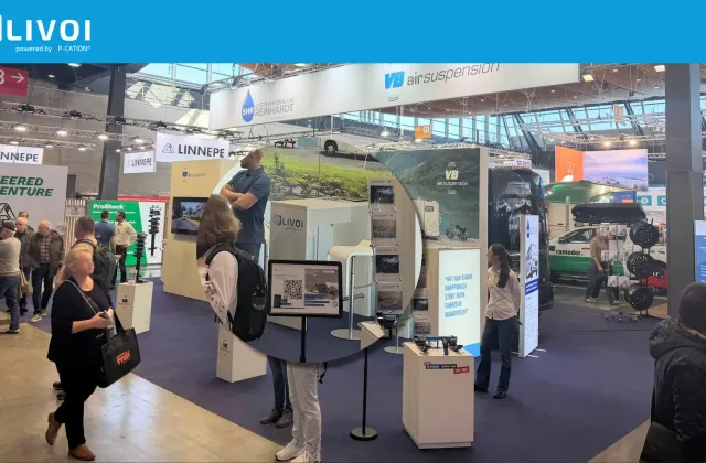 Messestand von VB Airsuspension mit Besuchern, die einen QR-Code scannen und mit LIVOI interagieren